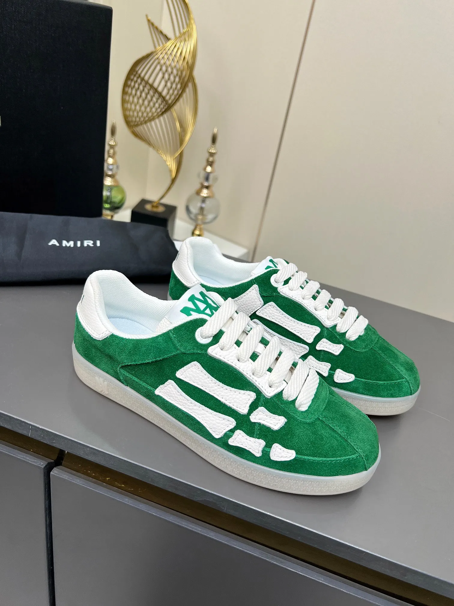 Men's Men's Shoes 💰580 Bone Shoes · AMIRI Skel-Top AMIRI 🔥 launches a new "ThePacific" series of low-top casual sports moral training shoes in the early spring of 2025. This iconic shoe covers men's and women's shoes, drawing inspiration from the brand's classic sports style and elegantly integrating West Coast style. "The Pacific" contrasting five-pointed star series is rooted in Amiri's unique California genes, showing the freedom and leisure atmosphere of the West Coast. This series launches two styles that incorporate the brand's iconic elements: the leather version is made of pure white leather with a same-color sole, and is embellished with star patterns on the side of the shoe, just like the bright starry sky of California. The black and ocean blue colors are shared by men and women, and there is also a red star model exclusive for men and a light pink star model exclusive for women. The suede model is decorated with the brand's classic bone pattern on the side of the shoe. The rubber sole and suede fabric complement each other. The color scheme covers black, chocolate and sand, and is suitable for both men and women. Made of imported cowhide and decorated with bone pieces on the sides of the upper, it is novel and unique and has a good three-dimensional effect! High-density breathable mesh lining + original molded TPU outsole 🙏 Recommended by celebrities, bloggers and internet celebrities, 🚵🏻 an indispensable item for shopping, partying and traveling. One of the most unmissable sneakers in 2025 ✦Color: 10 colors available ✦Size: Women’s size 35--40 ✦Size: Men’s size 39--45